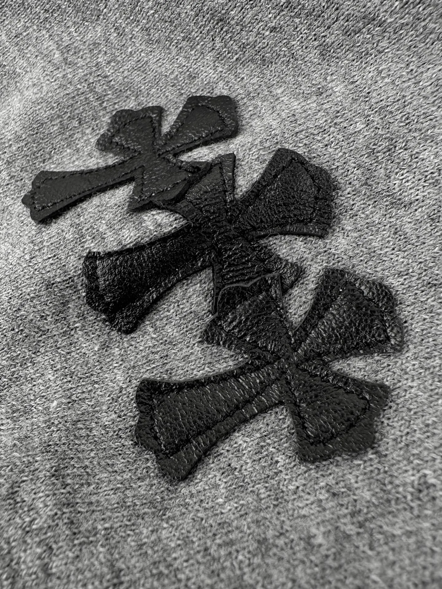 Chrome Hearts ， ， 。 ， ， ， Retro 。 Chrome Hearts ， ； ， Retro ， 。 ， ， ， ， 。 ， ， Retro 。 1. ， Chrome Hearts ， ， 。 2. ， ， ， 、 ， 。 ： 1:1 CH 1:1 CH 1:1 CH ： Size： S M L ： DD 153
